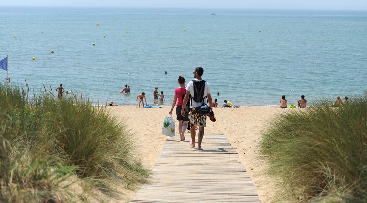 Beach and sandy path near the campsite in Oléron