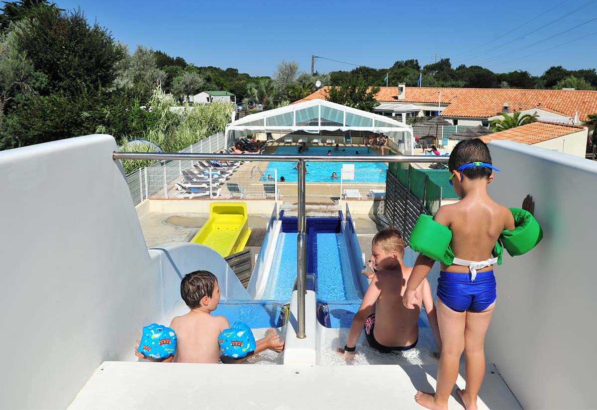 Enfants au départ du toboggan aquatique du camping à Oléron