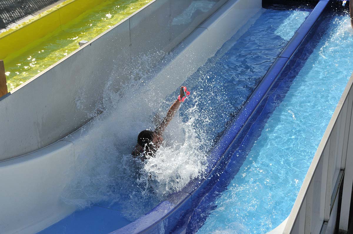 Enfants au départ du toboggan aquatique du camping à Oléron