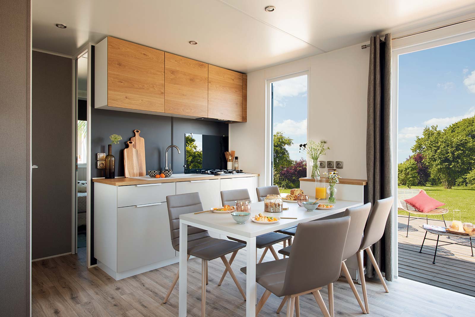 Fitted kitchen of a mobile home to buy at the campsite in Oléron